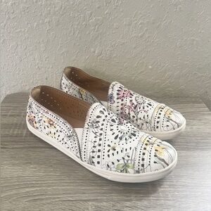 Earth Tangelo Comfort Leather White Floral Perforated Slip On Sneaker Shoes 9.5